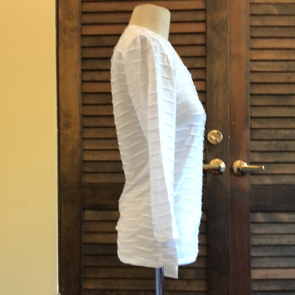 Elegant White Textured Top - Picture 4 of 8